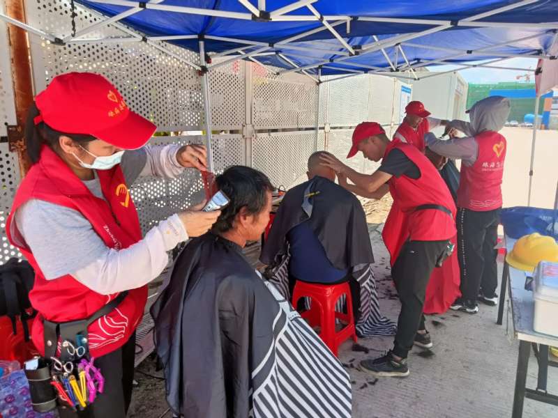 愛心義剪送上門！他們?yōu)?00多名建設(shè)者解決“頭等”煩惱